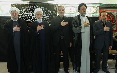 (عکس) تصویری از روحانی و جهانگیری در مراسم عزاداری امام حسین