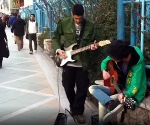آواز خیابانی؛ ببینید این دو جوون سبز کم رنگ پرنگ چه خفن گیتار میزنن فقط اون مو فرفریه