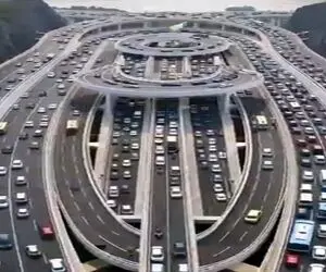 معماری خلاقانه؛ پل زدن چند طبقه از بالا کوه تا زیر زمین ماشین روش تردد میکنه