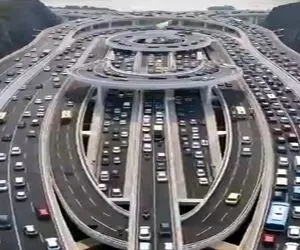 معماری خلاقانه؛ پل زدن چند طبقه از بالا کوه تا زیر زمین ماشین روش تردد میکنه