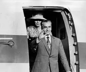 سفر ایام قدیم سال 1335؛ ثریا اسفندیاری و محمدرضا پهلوی معزول سوار بر جت شخصی