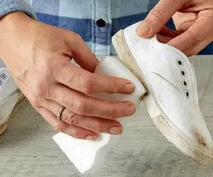 ترفندای خونگی واسه تمیز کردن کفش پارچه ای؛ دیگه نگران کفشای رنگُ رو رفته ات نباش!