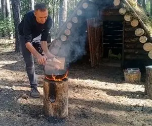 معماری خلاقانه؛ آقاهه با چوب درختا تو جنگل یه کلبه ساخته عین مثلث جذاب و خاص