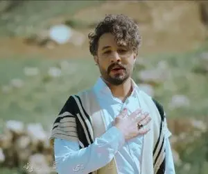 آواز احساسی؛ راغب با لهجه یزدی تو لردگان لباس بختیاری پوشید و لری خوند