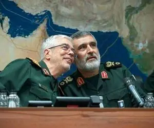 تصاویر اقامه نماز بر پیکر سرداران شهید حاجی‌زاده و باقری