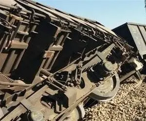 خروج قطار باری از ریل سه مصدوم به جا گذاشت