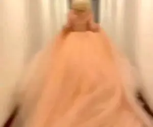 راه رفتن عروس با لباس عروس 10 متری / ویدیو