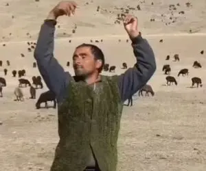 آواز برزنی؛ چوپان سرخوش موقع چرا چه رقص پر اطواری میکنه فقط که گوسفندا خشکشون زده