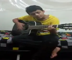 آواز احساسی؛ پسره رو انگار زوری بیدار کردن گفتن بخون ترکیب سم شکست عشقی و بی حوصلگیه