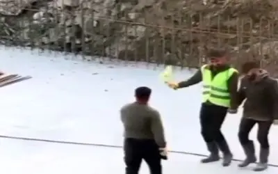 آواز شاد؛ ببینید این سرباز راهور باحال و پایه چطوری تو اون برف با مردم  کردی میرقصه