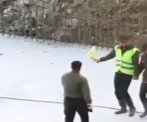 آواز شاد؛ ببینید این سرباز راهور باحال و پایه چطوری تو اون برف با مردم  کردی میرقصه