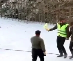 آواز شاد؛ ببینید این سرباز راهور باحال و پایه چطوری تو اون برف با مردم  کردی میرقصه