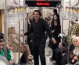 آواز شاد؛ آقاهه سن بابامه تو قطار مترو میرقصه مسافرا مات و مبهوتن