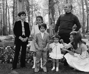 سفر به ایام قدیم 1355؛ عکس خصوصی فرح و فرزندان وقتی محمدرضا پهلوی در بستر بیماری بود