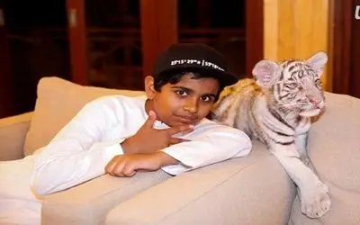 زندگی لاکچری؛ رشید جوونترین میلیاردر دبی که با هلیکوپتر میره مدرسه و کفشای طلا میخره 