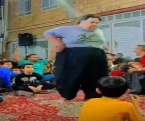 آواز شاد؛ پسر سندروم داون با پیژامه تو عروسی از اونایی که کت شلوار میپوشن بهتر رقصید