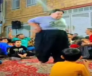 آواز شاد؛ پسر سندروم داون با پیژامه تو عروسی از اونایی که کت شلوار میپوشن بهتر رقصید