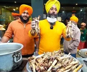 غذای خیابانی ؛ آشپز هندی کلی پاچه گوسفند رو تو یه زودپز غول وسط خیابون بار گذاشت