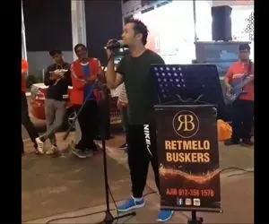 آواز خیابانی؛ ببینید ژاپنی ها چطور آهنگ تو این زمونه عشق نمیمونه رو میزنن و میخونن!