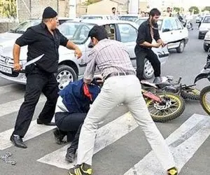 (ویدئو) حمله وحشتناک ۴ قمه‌کش به یک زن و همراه او در اندرزگو