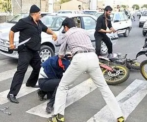 (ویدئو) حمله وحشتناک ۴ قمه‌کش به یک زن و همراه او در اندرزگو