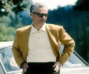 سفر به ایام قدیم ندیم؛ محمدرضا پهلوی درحال رقص حین بازی بولینگ