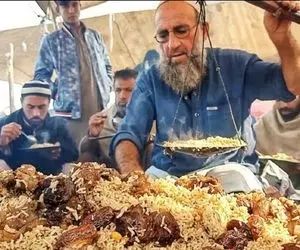 غذای خیابانی؛ ببینید این پیرمرد پلو پاکستانی رو با ترازو می کشه بعد میده به مشتری