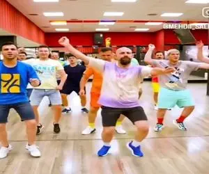 آواز شاد؛ آقایون ورزشکار با آهنگ همشون کاکل پسر هندونه گذاشتن زیربغل میرقصن چه رقصی