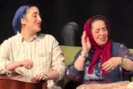 آواز هنرمندانه؛ خواندن و بشکن ژاله صامتی با دخترش وسط کاندا و صحنه مادر دختری