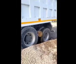 ایده‌های دیوانه‌وار؛ کامیون تو شن گیر کرده با یه کنده درخت راش میندازن