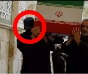 مردی که در تشییع رهبر شهید صورتش را پوشانده بود که بود؟+ عکس