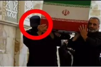 مردی که در تشییع رهبر شهید صورتش را پوشانده بود که بود؟+ عکس