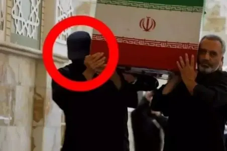 مردی که در تشییع رهبر شهید صورتش را پوشانده بود که بود؟+ عکس