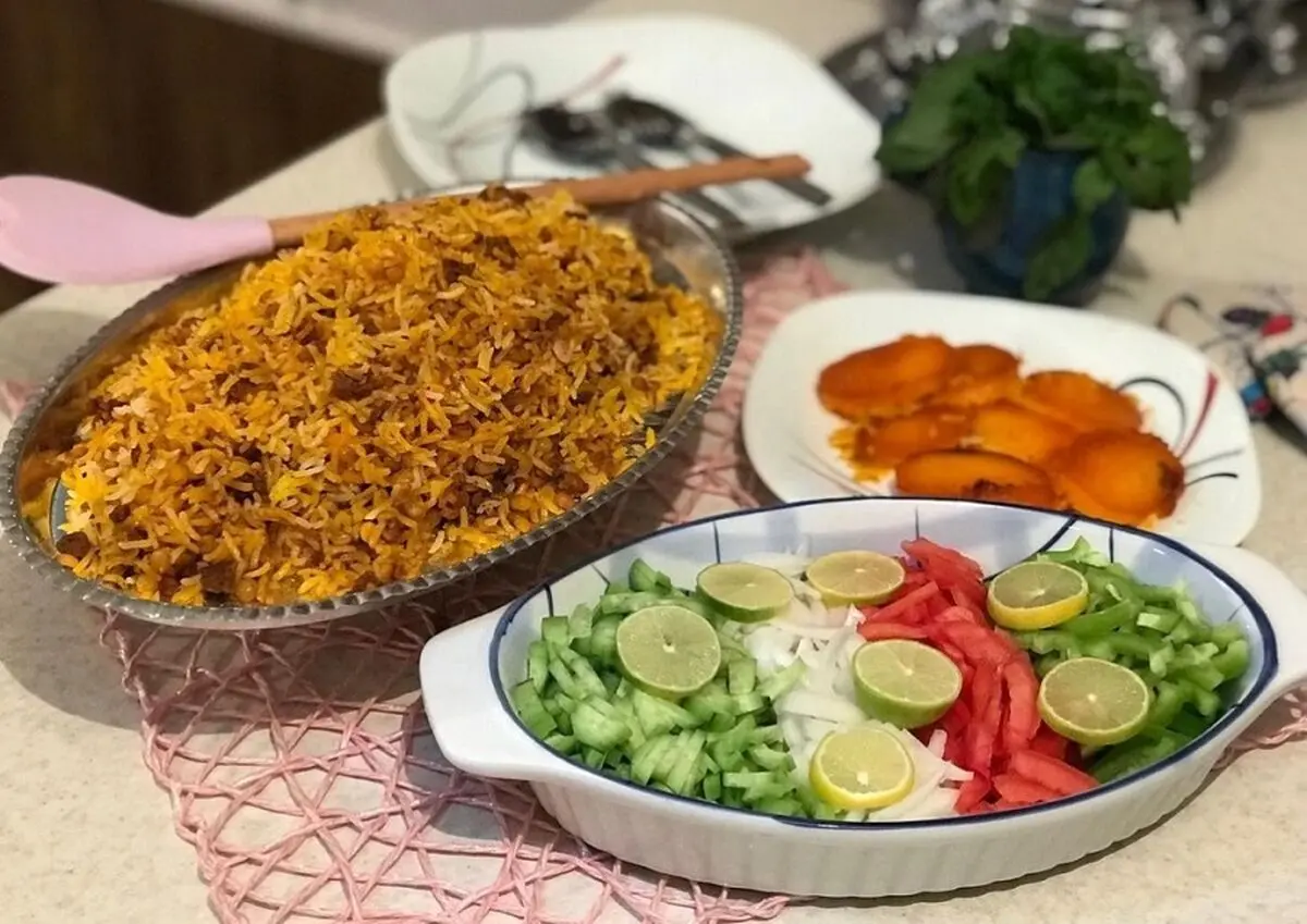 قیمه لا پلو