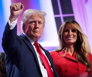 (عکس) ژست خاص ترامپ به محض خروج از هواپیما پس از ورود به اسرائیل