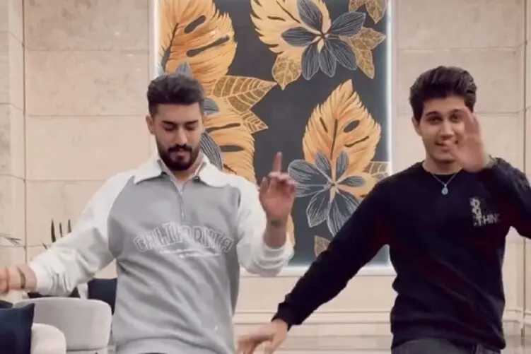 دو پسر بدون تمرین قبلی آمدند برای رقص درکمال ناباوری مثل هم رقصیدند خودشان هم متعجبند