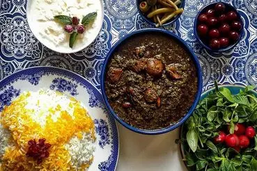 آشپزی حرفه ای؛ طرز تهیه خورش قورمه سبزی به همراه ترفند های لعاب دار شدنش