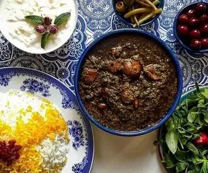آشپزی حرفه ای؛ طرز تهیه خورش قورمه سبزی به همراه ترفند های لعاب دار شدنش