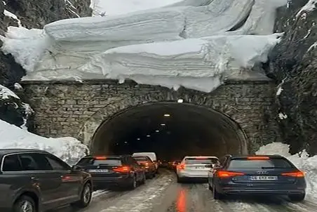 معماری طبیعت؛ ریزش برف تو ورودی تونل راننده ها رو انداخت بغل عزرائیل