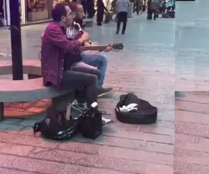 آواز خیابانی؛ آقاهه و رفیقش چه رفتن تو حس و دلنشین موزیک میزنن فقط حرکت پاهاشونو نگاه
