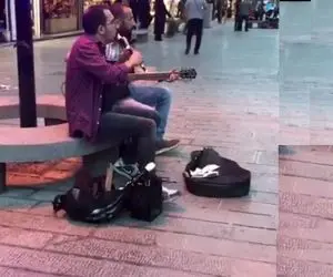 آواز خیابانی؛ آقاهه و رفیقش چه رفتن تو حس و دلنشین موزیک میزنن فقط حرکت پاهاشونو نگاه