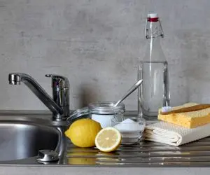 ترفندهای خانه داری؛ تمیز کردن و برق انداختن سینک ظرفشویی با بهترین روش