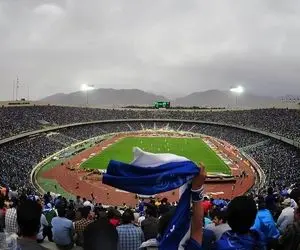 (عکس) هواداران استقلال علیه مدیر باشگاه!