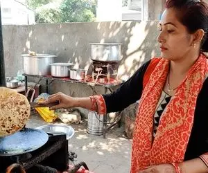 غذای خیابانی؛ پاراتا محبوب ترین غذای خیابانی هند و خانومی که پر کرشمه طبخش میکنه