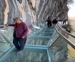 معماری طبیعت؛ سنگ از کوه افتاد رو پل شیشه ای پیرزن سقوط کرد بقیه فک کردن درامانن ولی