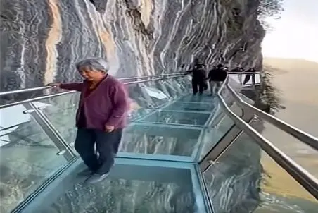 معماری طبیعت؛ سنگ از کوه افتاد رو پل شیشه ای پیرزن سقوط کرد بقیه فک کردن درامانن ولی