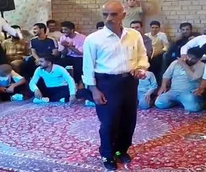 آواز شاد؛ عمو با کتونیاش وسط مجلس هر چی تو ورزش صبحگاهی یاد گرفته ویبره وار ارائه داد