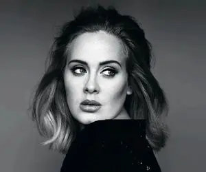 آواز غربی؛ اجرای لطیف و احساسی ادل، سالن کنسرت با نور گوشی مردم شبیه کهکشان شده!