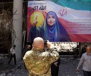 ژست خبرنگار آمریکایی در کنار سحر امامی