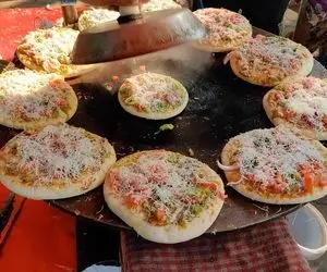 پیتزای خیابانی ؛ آماده سازی عجیب پیتزا تو خیابان های پاکستان / چقدرم خاطر خواه داره